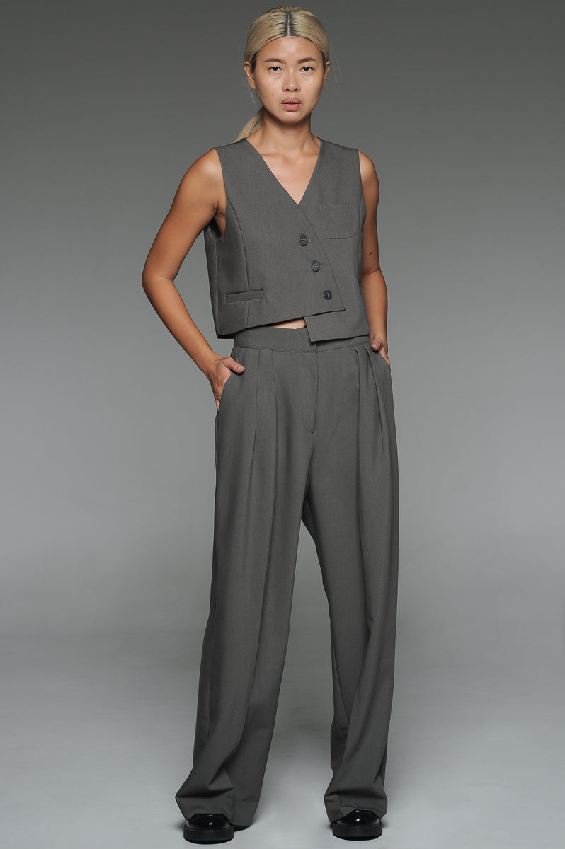 Set consisting of vest, cropped top and narrow trousers with drawstring main image 0